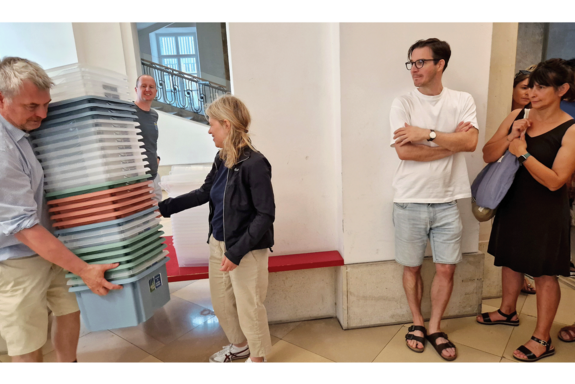 Prof. Emberger mit einem Stapel voller Klimawandln