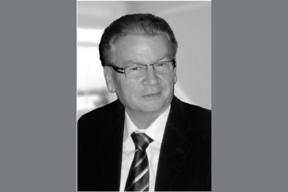 Porträt Prof Dreyer, Hinetrgrund grau