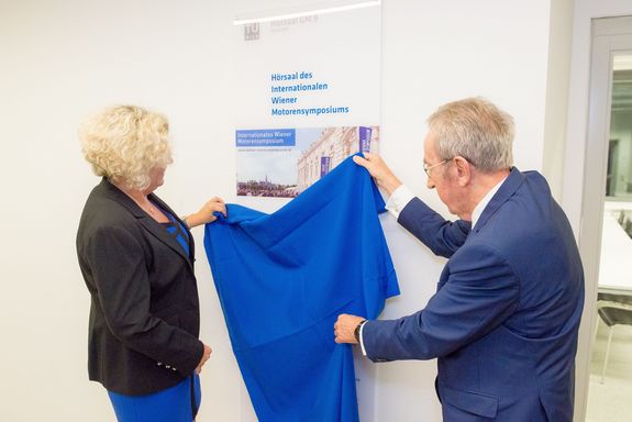 Rector Sabine Seidler ceremoniously unveils the stele of the ÖVK lecture theatre, with Prof. Hans Peter Lenz standing next to her.