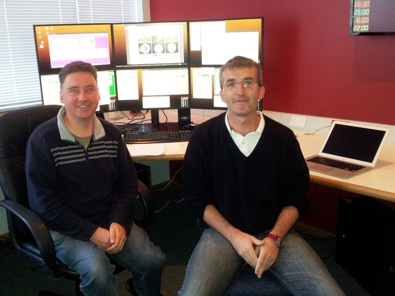 Start der 14-tägigen Beobachtungskampagne im Kontrollraum an der University of Tasmania. Links: Jim Lovell, Leiter des australischen VLBI Netzwerks, rechts: Johannes Böhm.