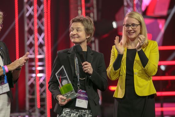 Univ.-Prof. DI Mag. Dr. Gertrude Kappel nimmt den "Digital Woman Leader"-Sonderpreis freudig entgegen. Links TUW-Rektorin Univ. Prof. DI Dr. Sabine Seidler, rechts BM Dr. Margarete Schramböck (Bild © Matthias Silveri)