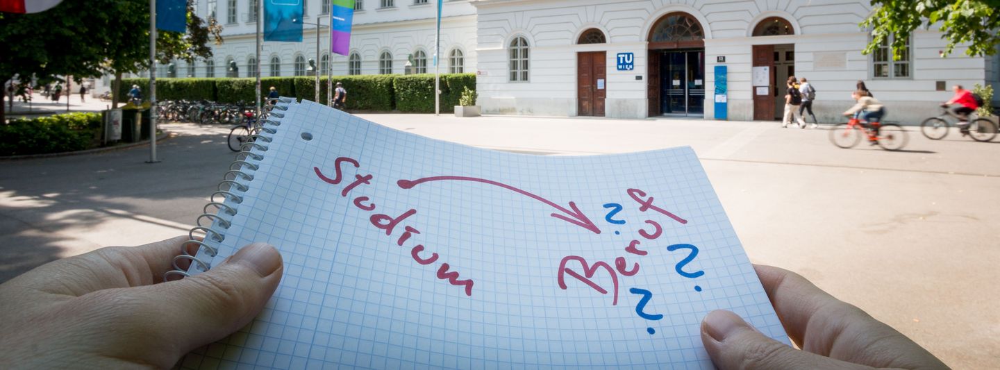 Collegeblock mit der Aufschrift "Studium" und "Beruf" gefolgt von Fragezeichen