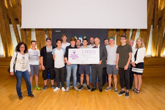 Gruppenfoto mit dem Preis