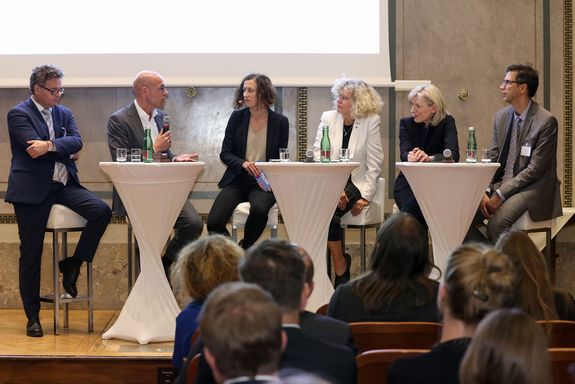 vlnr: Heribert Wulz, Bundesministerium für Bildung, Wissenschaft und Forschung | Axel Kühner, Vorstandsvorsitzender, Greiner AG | Bernadette Bayrhammer, Moderation | Sabine Seidler, Präsidentin TU Austria | Elisabeth Tomaschko, Head of Human Resources/ Communications, Boehringer Ingelheim RCV GmbH & Co KG | Odej Kao, Vorstandssprecher des Einstein Center Digital Future (ECDF) Berlin | Foto: Katharina Schiffl