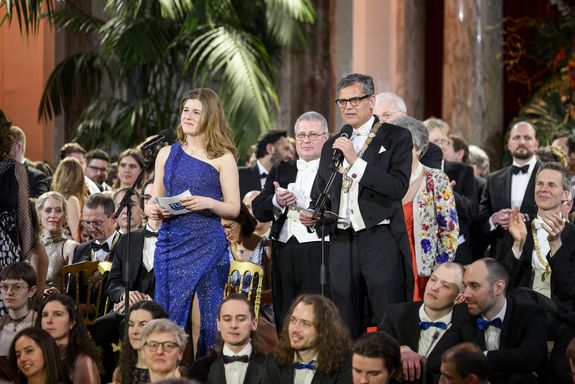 Pia Graves vom HTU-Vorsitz (links) begrüßt gemeinsam mit Rektor Schneider (rechts) die Ballgäste 