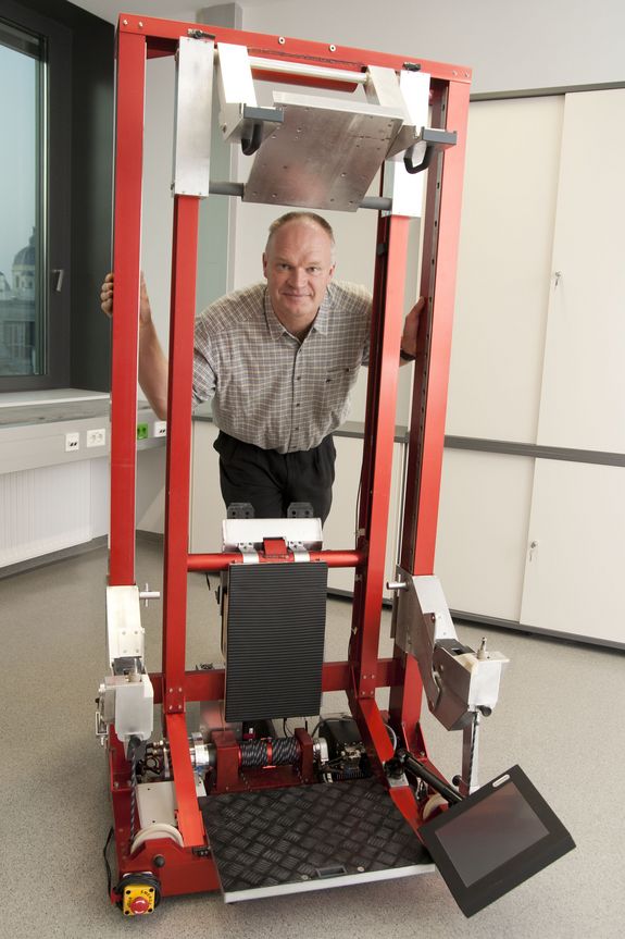 Prof. Thomas Angeli mit seinem Trainingsgerät