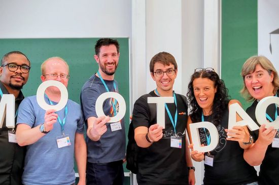 Menschen die Buchstaben halten die "Moot Dach" ergeben