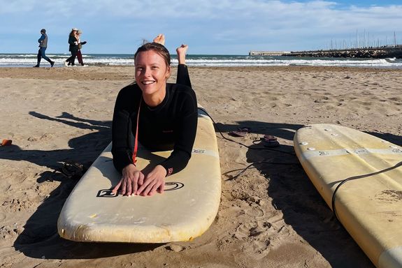 Surferin am Strand