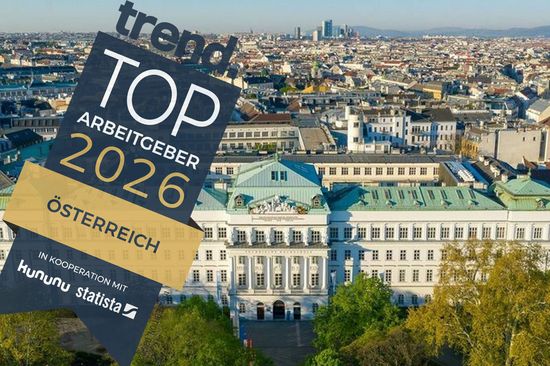 Drohnenansicht des historischen Hauptgebäudes der TU Wien mit davorliegendem Resselpark und dahinterliegenden Stadt.