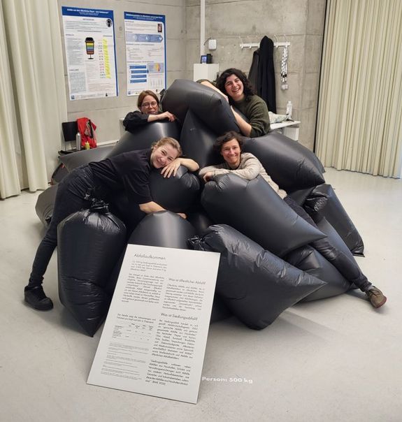 [Translate to English:] Betül Gök, Veronika Kladnik, Therese Schwarzböck und Billie Rehwald in ihrer Ausstellung für öffentliche Abfälle