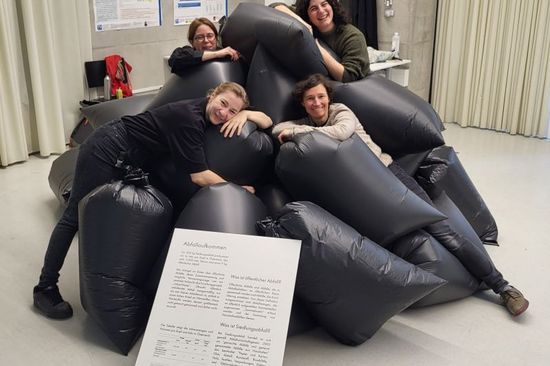 [Translate to English:] Betül Gök, Veronika Kladnik, Therese Schwarzböck und Billie Rehwald in ihrer Ausstellung für öffentliche Abfälle