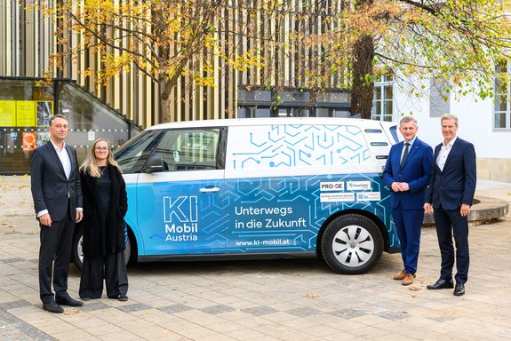 Vier Personen stehen neben dem KI-Bus