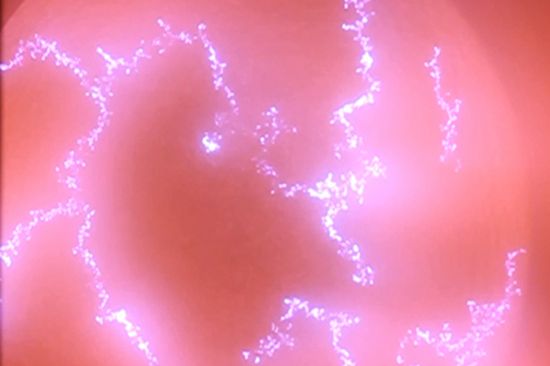 Im Lichtbogen entsteht Plasma.