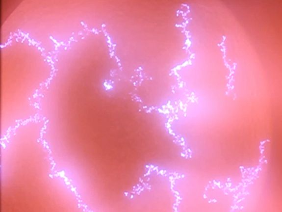 Im Lichtbogen entsteht Plasma.