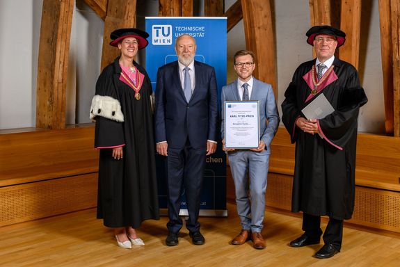 Gruppenfoto 4 Personen stehend