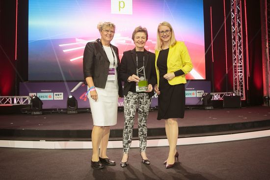 Verleihung des Sonderpreises "Digital Woman Leader" an Univ.-Prof. DI Mag. Dr. Gertrude Kappel: Rektorin Univ. Prof. DI Dr. Sabine Seidler, TU Wien, Univ.-Prof. DI Mag. Dr. Gertrude Kappel, BM Dr. Margarete Schramböck (Bild © Matthias Silveri)