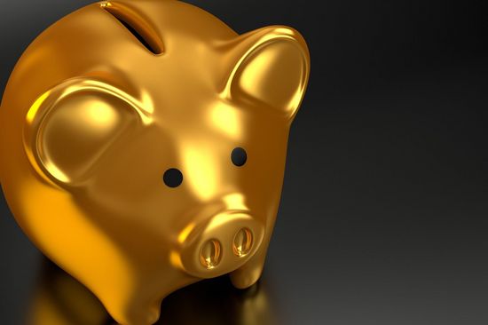 Goldenes Sparschwein auf schwarzem Hintergrund