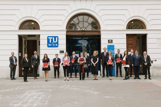 [Translate to English:] Gruppenfoto der Alumni nach der Feier