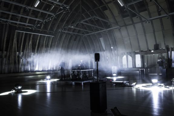 Der Kuppelsaal wird für einen Abend lang in einen Schauplatz für ein Konzert verwandelt, an dem Publikum und Künstler_innen auf Roboter, Smartphones und Laser treffen.