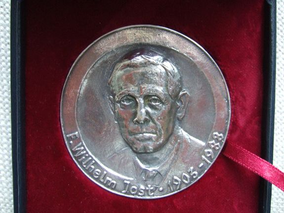 Eine silbene Medaille