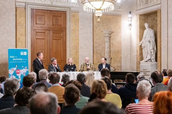 Podiumsdiskussion, Menschen sitzend