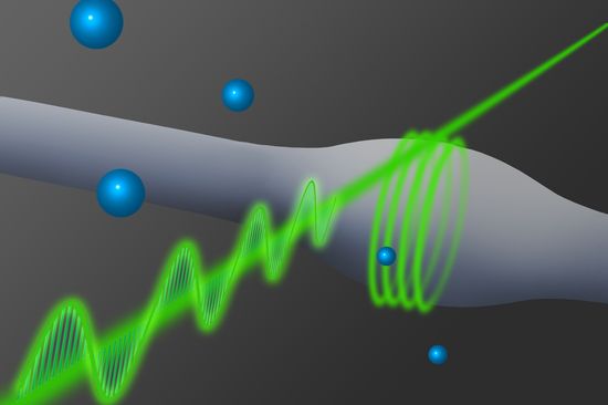 Das Licht in einer Glasfaser wird an einen flaschenförmigen Resonator angekoppelt.