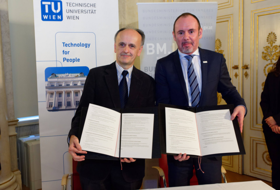 Zwei Männer mit dem Memorandum