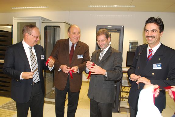 BM Johannes Hahn mit den drei Rektoren (links Vizerektor Engl, Uni Wien neben TU-Rektor Skalicky, rechts Boku-Rektor Gerzabek) beim Durchschneiden des roten Bandes. (Foto Zebralabor)
