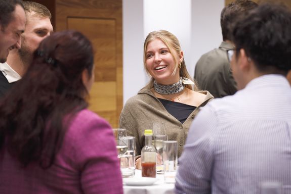 Studierende stehen zusammen und unterhalten sich 