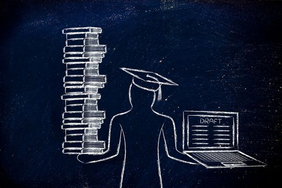 schwarze Tafel, mit Kreide gemalt Studierender mit Graduation Cap, in der linken Hand einen Stapel Bücher und in der rechten Hand einen aufgeklappten Laptop