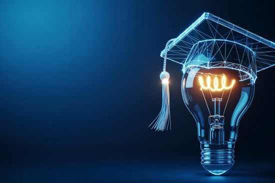 Leuchtende Glühbirne mit Abschlusskappe als Symbol für Bildung und Innovation