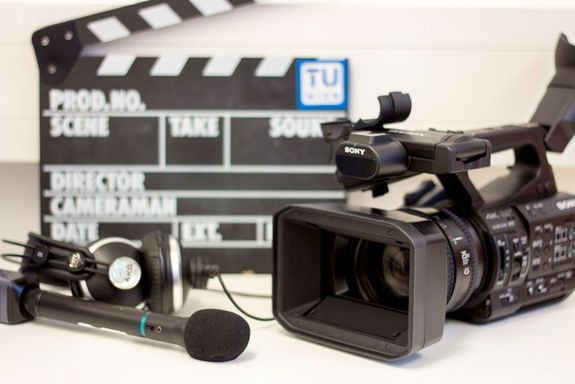 [Translate to English:] Symbolbild mit Kamera, Mikro und Filmklappe