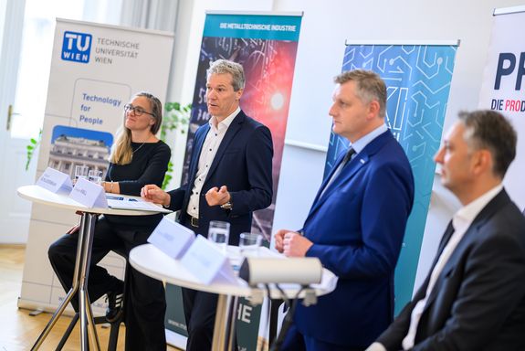 vier Personen am Podium