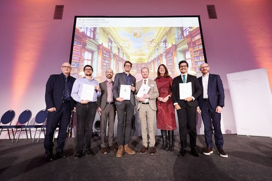 Gruppenfoto: Maximilian Raab, Markus Wallinger, Paul Schwarzmayr und André Gesing mit Vizerektorin Jasmin Gründling-RienerDissertation 