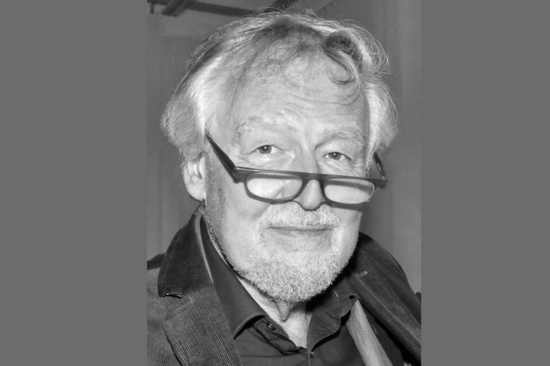 Schwarz-weiß-Porträt von Prof. Ehalt. Graue Balken links und rechts.