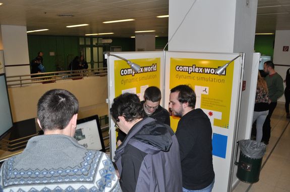 Publikum bei Ausstellungseröffnung "Komplexe Welt – Dynamische Simulation"