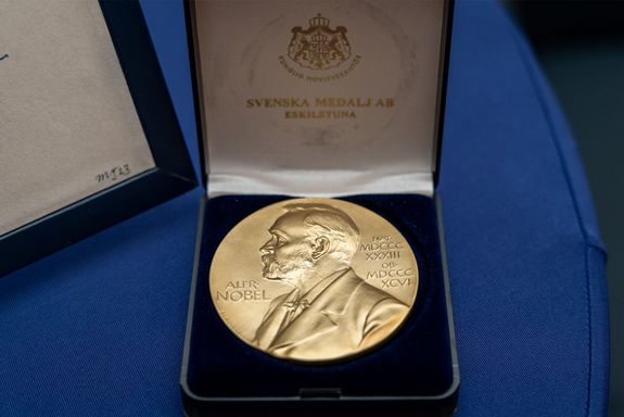 Goldene Prechtlmedaille in Schatulle auf blauem Untergrund