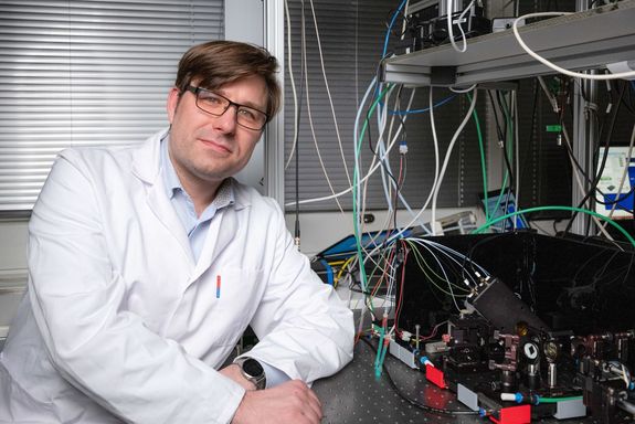 Wissenschaftler in weißem Mantel im Labor