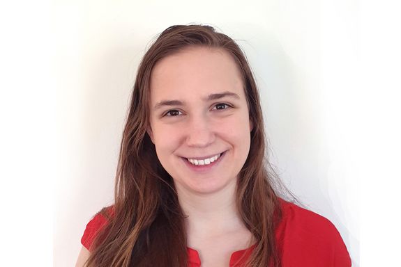 Portraitfoto einer lächelnden Katharina Fürsatz