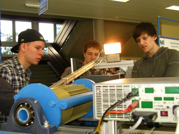 Experimentieren beim Energietag: Die Forscher von morgen