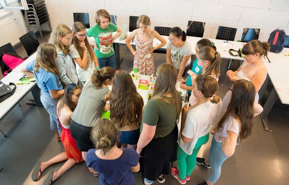 Gruppe von Kindern arbietet an einem Projekt