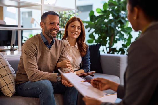 Ein Paar lässt sich zum Thema Karriere beraten 