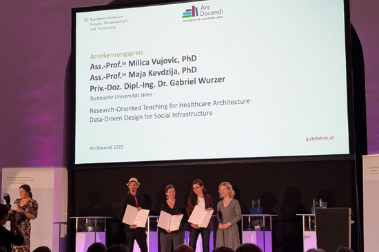 Vier Personen auf einer Bühne mit großem Screen über ihnen. Sie sind Preisträger_innen des Ars Docendi und ihre Namen sind zu lesen: Ass.-Prof.in Milica Vujovic, PhD, Ass.-Prof.in Maja Kevdzija, Dr.-Ing., Privatdozent DI Dr. Gabriel Wurzer