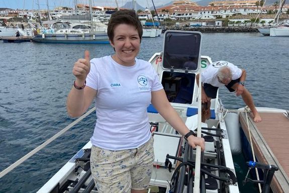 Ciara Burns mit Daumen-nach-oben-Geste auf dem Boot