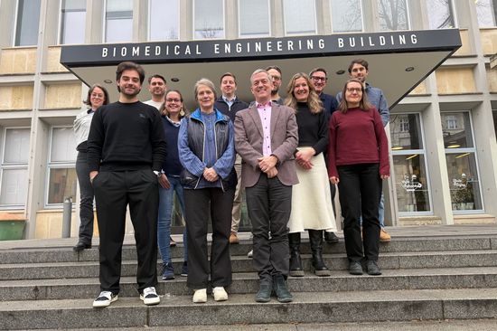 Gruppenfoto auf der Stiege vor dem Gebäudeeingang mit Studierenden, Lehrgangsleiter und Vortragenden des ULG Nachhaltiges Bauen