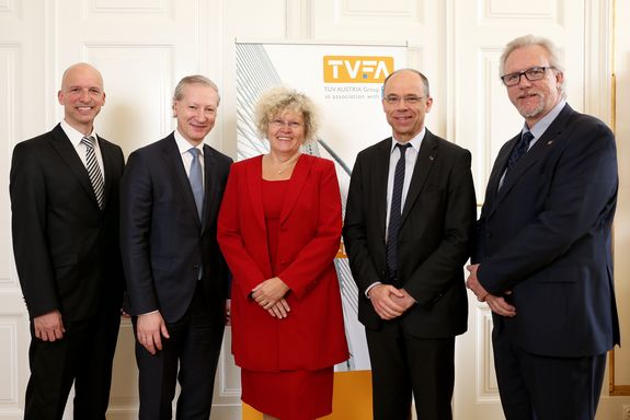 [Translate to English:] TÜV AUSTRIA übernimmt Mehrheit der Technischen Versuchs- und Forschungsanstalt (TVFA) der TU Wien: Joachim Rajek, Prokurist und wissenschaftlicher Leiter TVFA, Stefan Haas, CEO TÜV AUSTRIA, Sabine Seidler, Rektorin TU Wien, Christoph Wenninger, CFO TÜV AUS