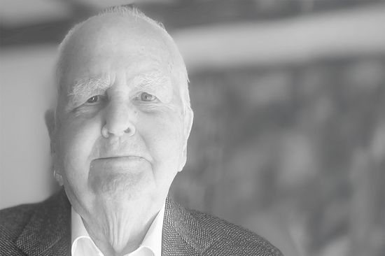 schwarz-weißes Portraitfoto von Prof. Harald Ogris (1933–2025)