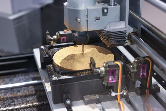 Roboter ritzt auf Holzplatte