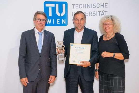 Best Teacher 2018: Peter Szmolyan In der Mitte steht Peter Szmolyan mit seinem Best Teaching Award. Zu seiner linken steht Vizerektor Kurt Matyas, zu seiner rechten Rektorin Sabine Seidler