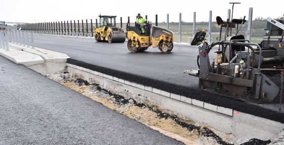 Herstellung des Fahrbahnbelags auf der Fahrbahnübergangskonstruktion Herstellung des Fahrbahnbelags auf der Fahrbahnübergangskonstruktion